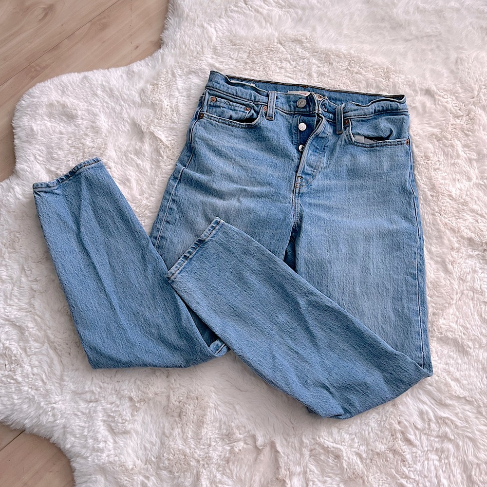 Women’s Levi’s slightly high waisted straight leg jeans
